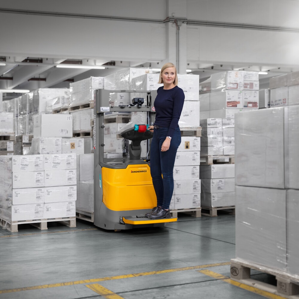 Produktbild nr 12: Jungheinrich ERC 110i ZZ elektrisk höglyftare med förarplattform, tvådelat teleskopstativ, lyfthöjd 2 300 mm, lastkapacitet 1 000 kg, proportionalhydraulik