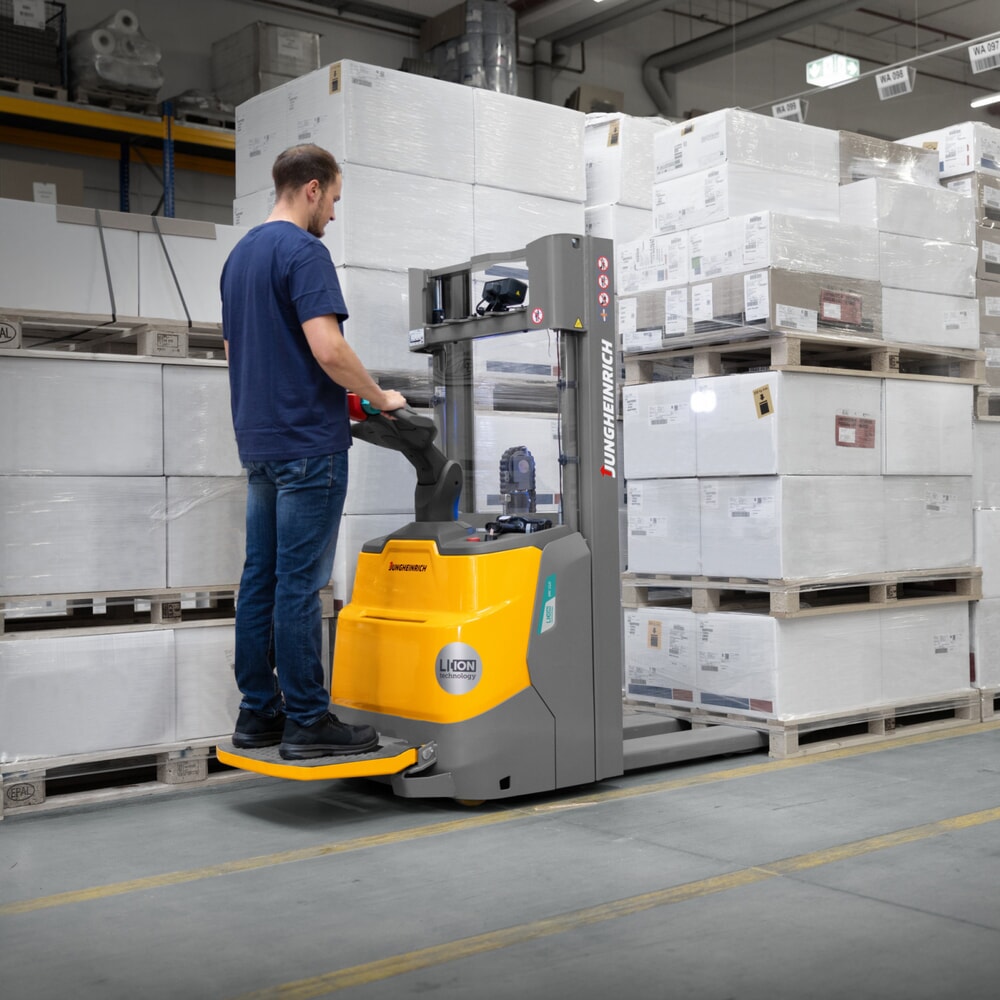 Produktbild nr 15: Jungheinrich ERC 110i ZZ elektrisk höglyftare med förarplattform, tvådelat teleskopstativ, lyfthöjd 2 300 mm, lastkapacitet 1 000 kg, proportionalhydraulik