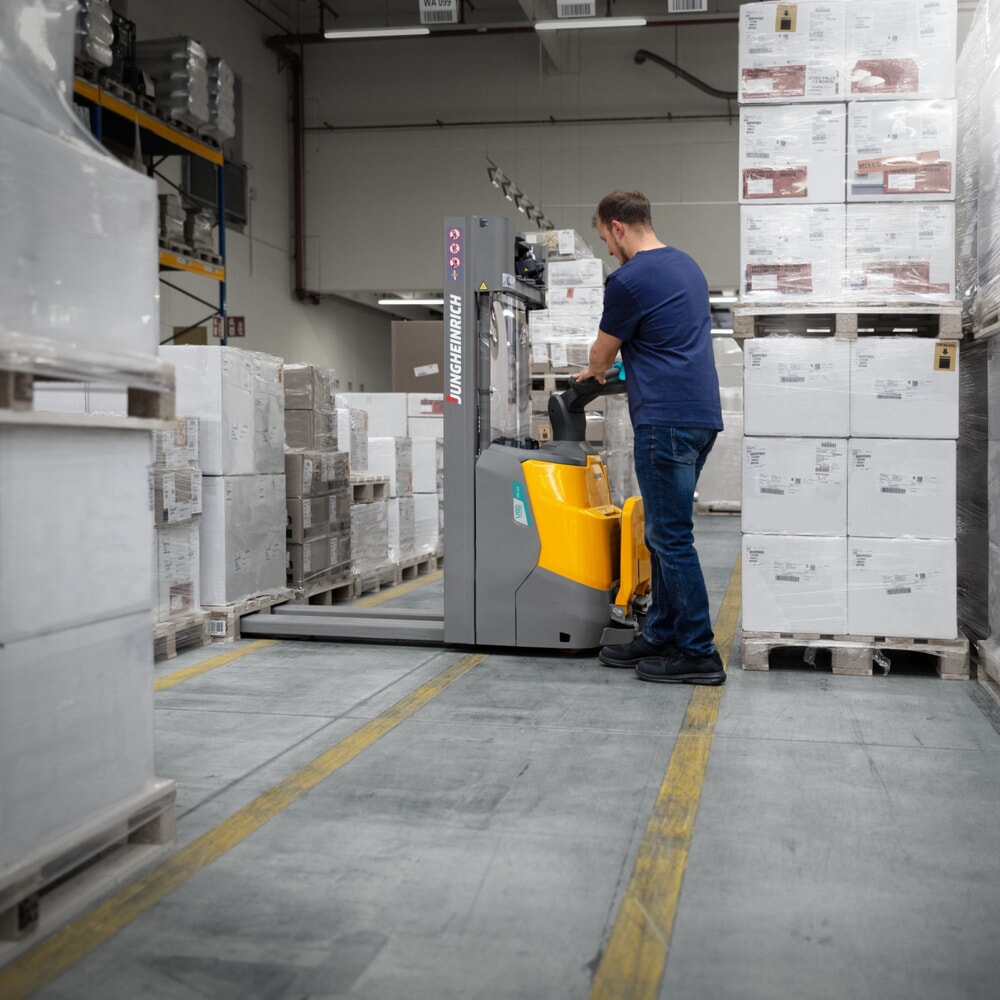 Produktbild nr 10: Jungheinrich ERC 110zi ZT elektrisk höglyftare med förarplattform, tvådelat teleskopstativ, lyfthöjd 2 300 mm, lastkapacitet 1 000 kg, proportionalhydraulik